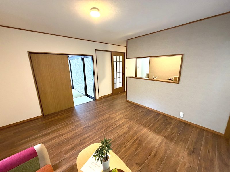 クロス・フロアタイル新調の明るい12帖のリビング 香里園東之町一戸建再生既存住宅 その他