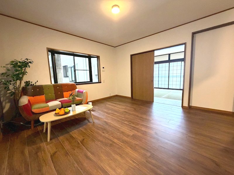 クロス・フロアタイル新調の明るい12帖のリビング 香里園東之町一戸建再生既存住宅 その他