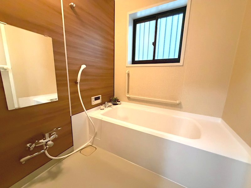 ボタン一つで決まった湯量と温度でお風呂が沸き、いつでも暖かいお風呂に入ってリラックスできます 香里園東之町一戸建再生既存住宅 その他