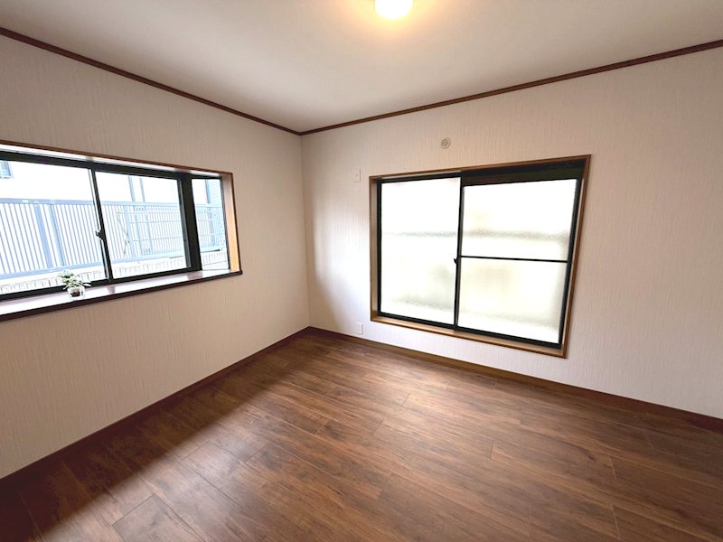 バルコニーに面した洋室6帖 香里園東之町一戸建再生既存住宅 その他