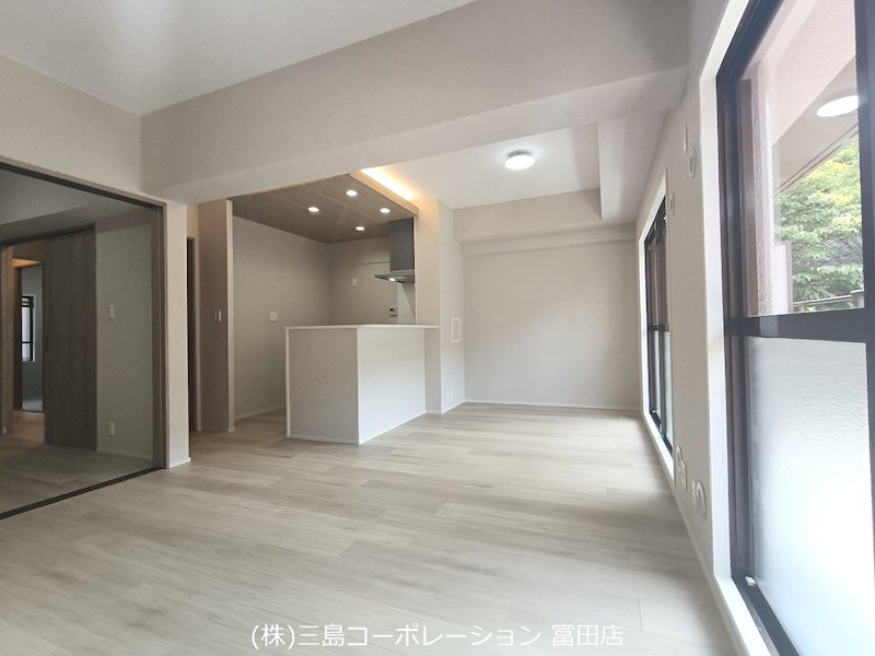 木目調の天井とダウンライトが映える、明るく開放的なリビング。キッチンとの一体感が魅力の空間です。 朝日プラザ高槻ウエストヒルズA棟 その他