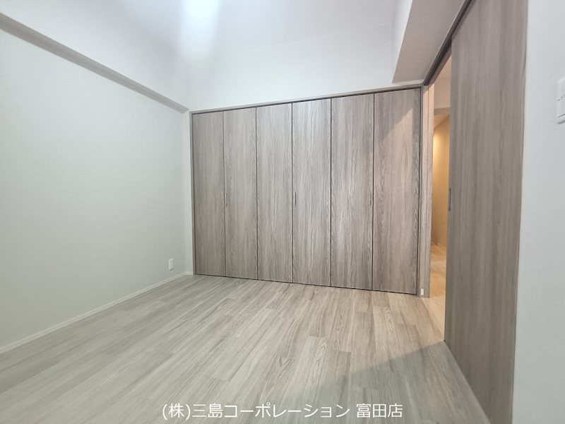 たっぷり収納が魅力の居室。大きなクローゼットで、お部屋をすっきりと使えます。フローリングは優しい色合いで、どんなインテリアにも合わせやすい空間です。 朝日プラザ高槻ウエストヒルズA棟 その他