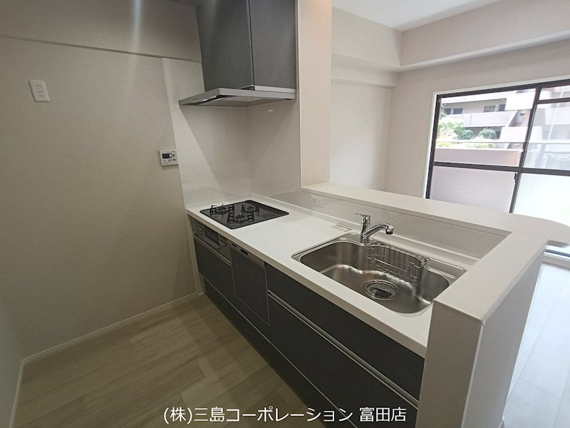 広々としたカウンターキッチンは、お料理中もリビングの様子が伺えます。ご家族との会話を楽しみながら調理できる空間です。 朝日プラザ高槻ウエストヒルズA棟 その他
