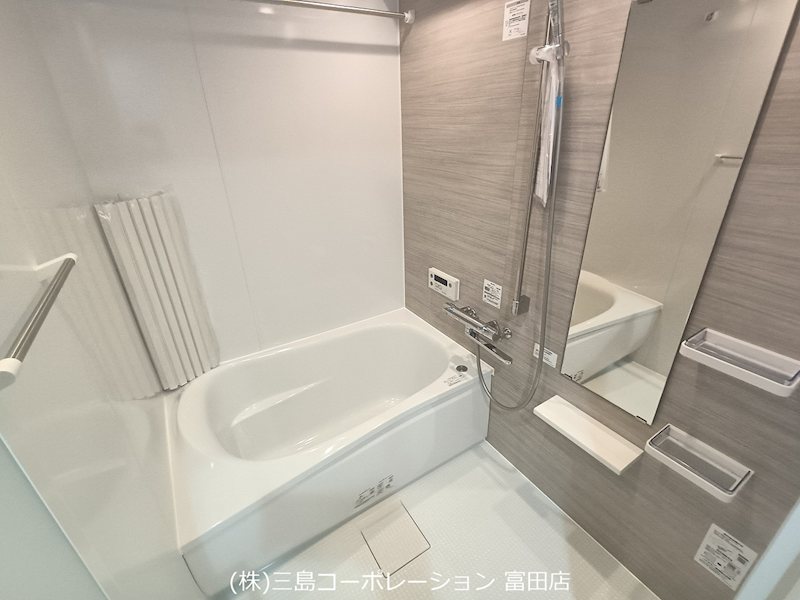 湯張機能付きの浴室は、一日の疲れをゆっくり癒せる空間です。お手入れもしやすい壁面パネルで、清潔感を保てます。 朝日プラザ高槻ウエストヒルズA棟 その他