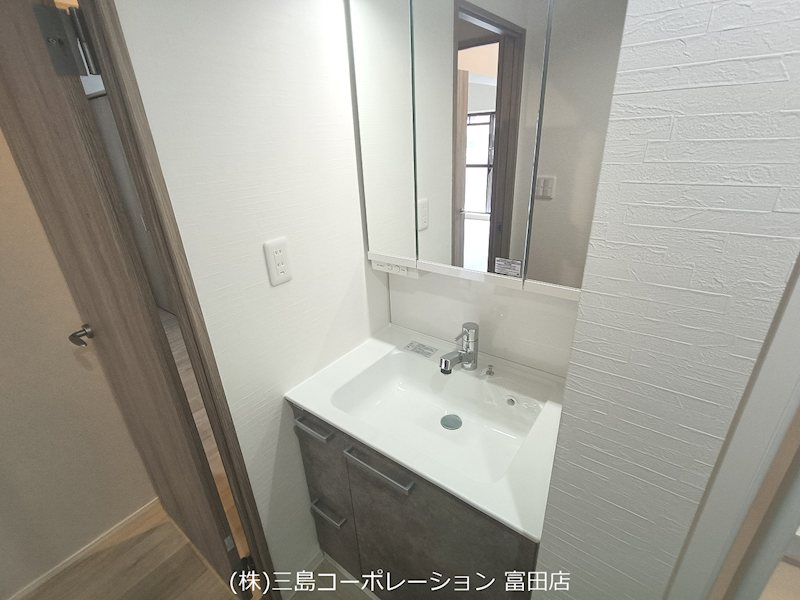 清潔感のある洗面台は、毎日の身支度を快適にサポートします。鏡裏収納で小物をすっきり整理でき、洗面周りをいつもきれいに保てます。 朝日プラザ高槻ウエストヒルズA棟 その他