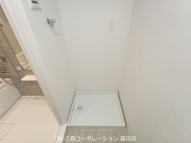 洗濯機置き場は、防水パンが設置されており、万が一の水漏れにも配慮されています。コンセントも完備で、機能的な空間です。 朝日プラザ高槻ウエストヒルズA棟 その他