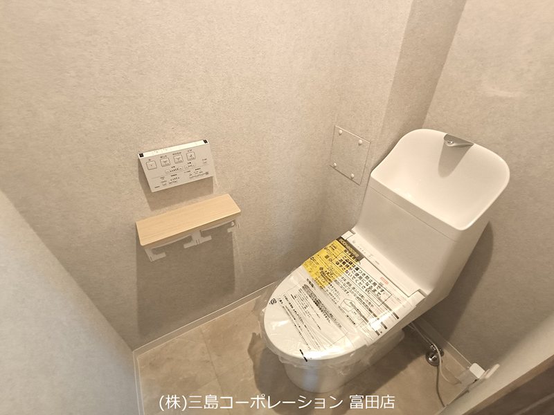 清潔感のあるデザインのトイレは、快適な毎日をサポートします。便利なリモコン式で、壁面の棚には小物を置くことも可能です。 朝日プラザ高槻ウエストヒルズA棟 その他