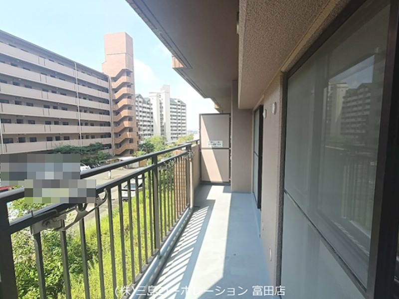 日当たり良好なバルコニーで、お洗濯物もよく乾きます。開放的な空間で、読書やガーデニングも楽しめます。 朝日プラザ高槻ウエストヒルズA棟 その他
