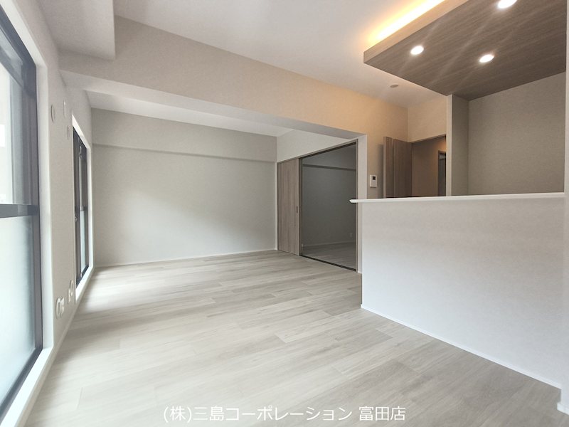 採光に優れたリビングは、お好みの家具を配置しやすい広さです。落ち着いた内装で、多様なライフスタイルに寄り添います。 朝日プラザ高槻ウエストヒルズA棟 その他
