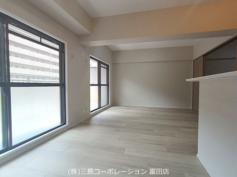 二面採光のリビングは明るく、開放感があります。お好みの家具で自由にコーディネートをお楽しみいただけます。 朝日プラザ高槻ウエストヒルズA棟 その他
