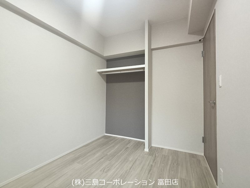 落ち着いた色合いの壁紙とフローリングが、どのようなインテリアにも馴染みやすい居室です。収納スペースも確保され、快適な生活空間を演出します。 朝日プラザ高槻ウエストヒルズA棟 その他