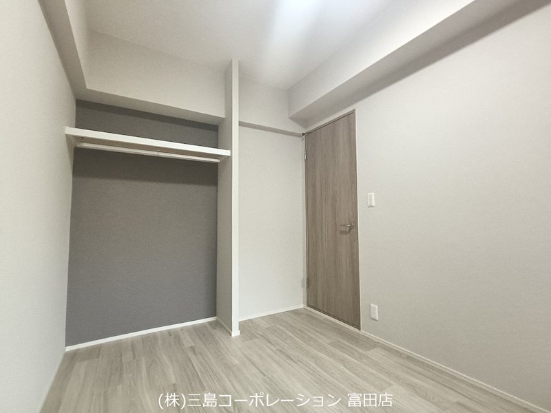 明るい色合いの居室は、多様なインテリアに馴染みます。収納スペースも確保され、快適な暮らしをサポートします。 朝日プラザ高槻ウエストヒルズA棟 その他
