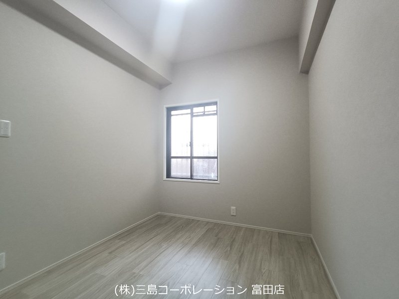 柔らかな木目調の床とシンプルな壁が調和し、様々な家具に合うお部屋です。窓から自然光が差し込み、明るい空間で日々の生活を送れます。 朝日プラザ高槻ウエストヒルズA棟 その他
