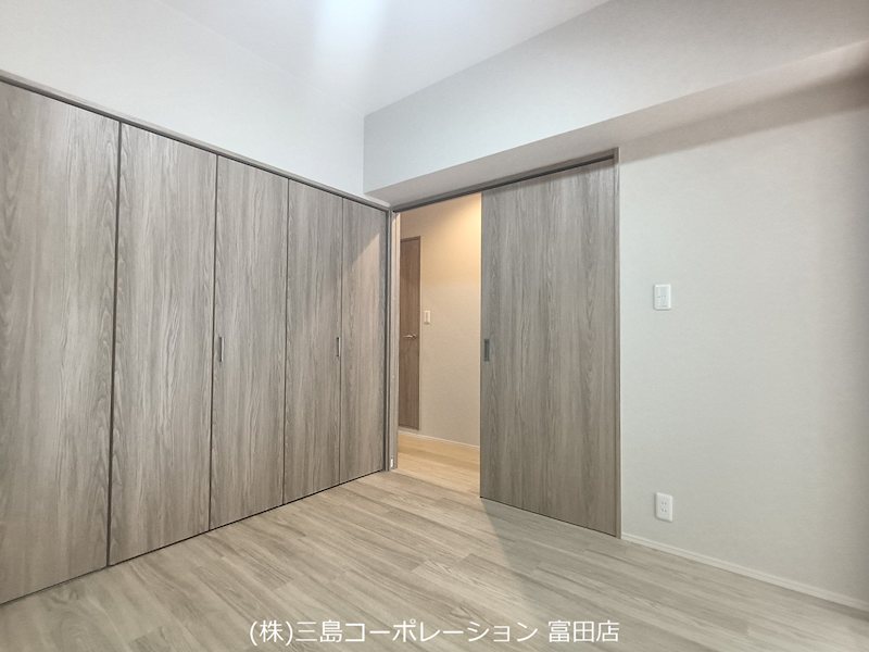 明るい木目調のフローリングと収納が、お部屋全体を明るく演出します。たっぷりの収納で、お部屋をすっきり保てます。 朝日プラザ高槻ウエストヒルズA棟 その他