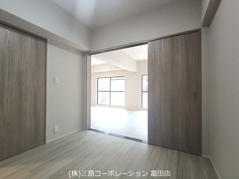 木目調の引き戸を開けると、広々とした空間が広がる居室。隣接する部屋との一体感を演出でき、フレキシブルな使い方が可能です。収納スペースも確保しています。 朝日プラザ高槻ウエストヒルズA棟 その他