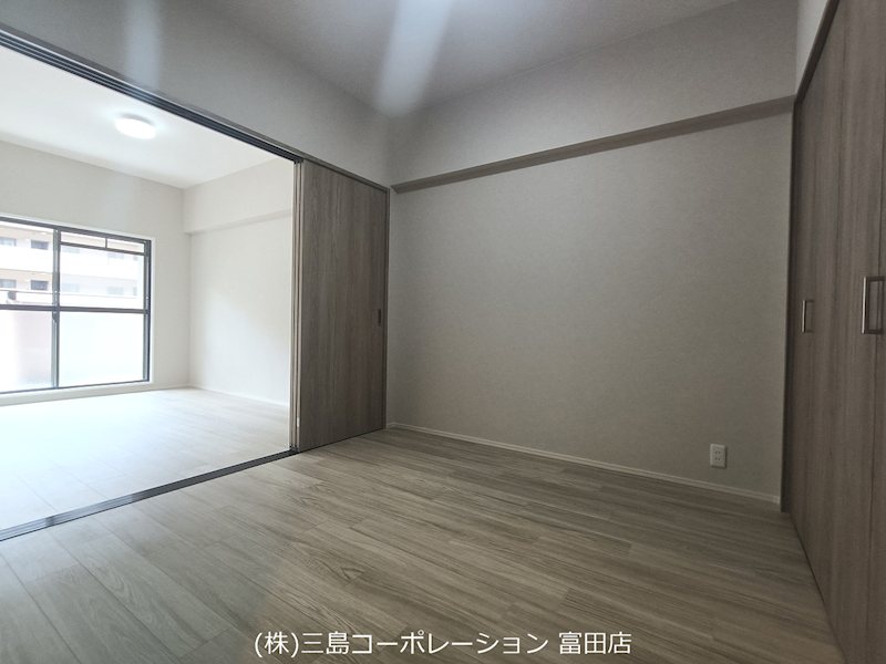 隣接する洋室は引き戸で仕切られ、開放すれば広々とした空間に。用途に合わせてフレキシブルにお使いいただけます。 朝日プラザ高槻ウエストヒルズA棟 その他