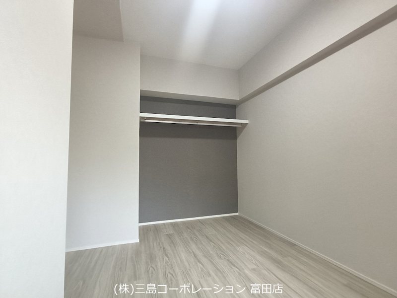 アクセントクロスがお部屋に深みを与え、空間を彩ります。オープンクローゼットで収納もすっきり。 朝日プラザ高槻ウエストヒルズA棟 その他