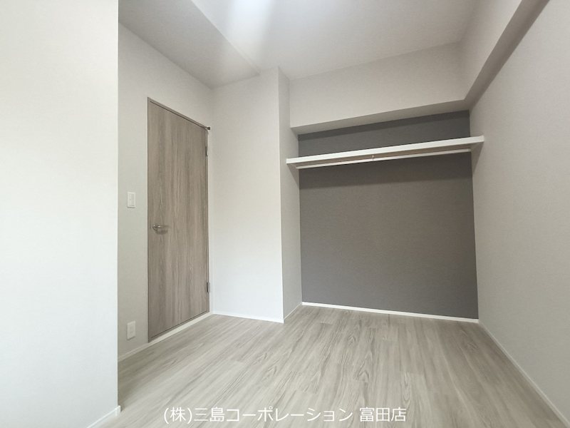 落ち着いた色合いの壁が印象的な居室。収納スペースも確保され、使い勝手の良い空間です。 朝日プラザ高槻ウエストヒルズA棟 その他