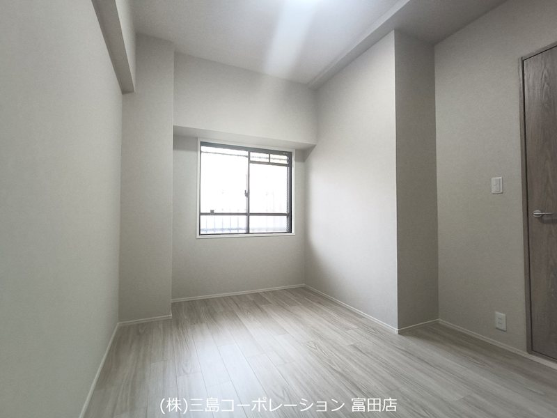 木目のフローリングが落ち着いた雰囲気を演出する居室です。窓から光が差し込み、明るく快適な空間。書斎や寝室など、多様な用途にご活用いただけます。 朝日プラザ高槻ウエストヒルズA棟 その他