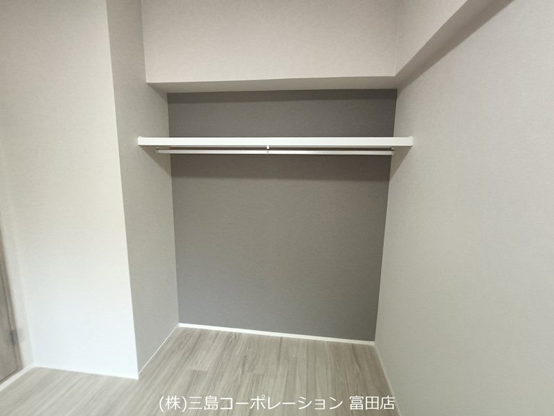 洋服をたっぷり収納できるクローゼットです。お部屋をすっきりと保ち、快適な毎日をサポートします。 朝日プラザ高槻ウエストヒルズA棟 その他