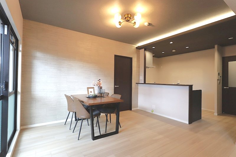 床フローリング、壁天井クロス張替、キッチン新調 南と東から採光のある明るいLDK17.7帖 メロディーハイム牧野公園弐番館 その他