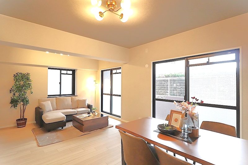 床フローリング、壁天井クロス張替、キッチン新調 南と東から採光のある明るいLDK17.7帖 メロディーハイム牧野公園弐番館 その他