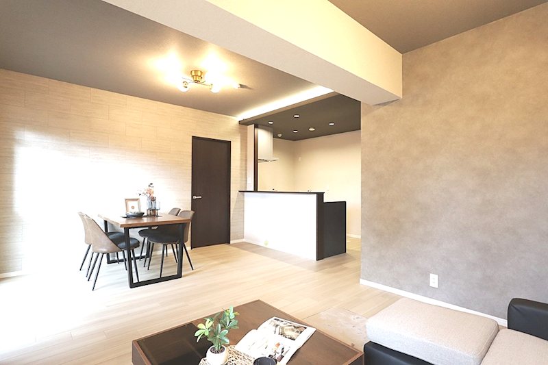 床フローリング、壁天井クロス張替、キッチン新調 南と東から採光のある明るいLDK17.7帖 メロディーハイム牧野公園弐番館 その他