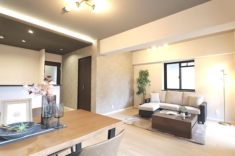 床フローリング、壁天井クロス張替、キッチン新調 南と東から採光のある明るいLDK17.7帖 メロディーハイム牧野公園弐番館 その他