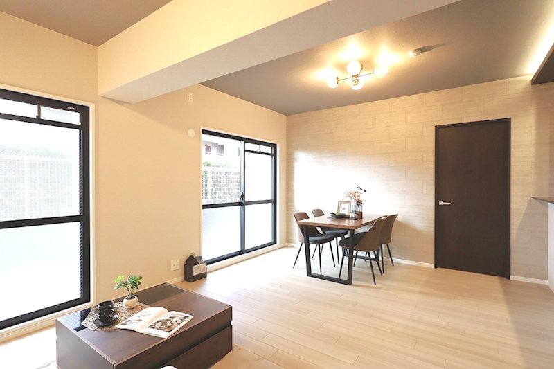 床フローリング、壁天井クロス張替、キッチン新調 南と東から採光のある明るいLDK17.7帖 メロディーハイム牧野公園弐番館 その他