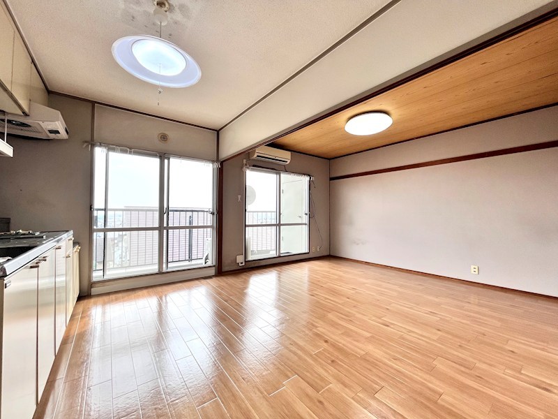 南向きバルコニーのため、LDKには陽が射し込みます♪③ メゾン高槻 2号棟 その他