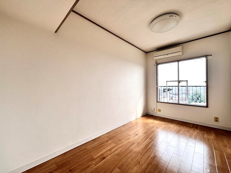 約5帖の洋室① メゾン高槻 2号棟 その他