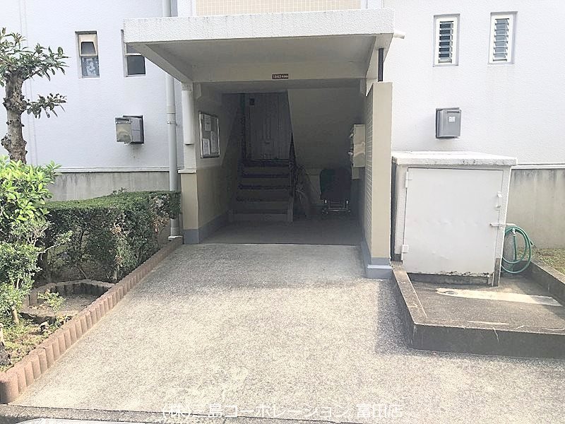 階段入り口とメールボックス 富田第二住宅62号棟 その他