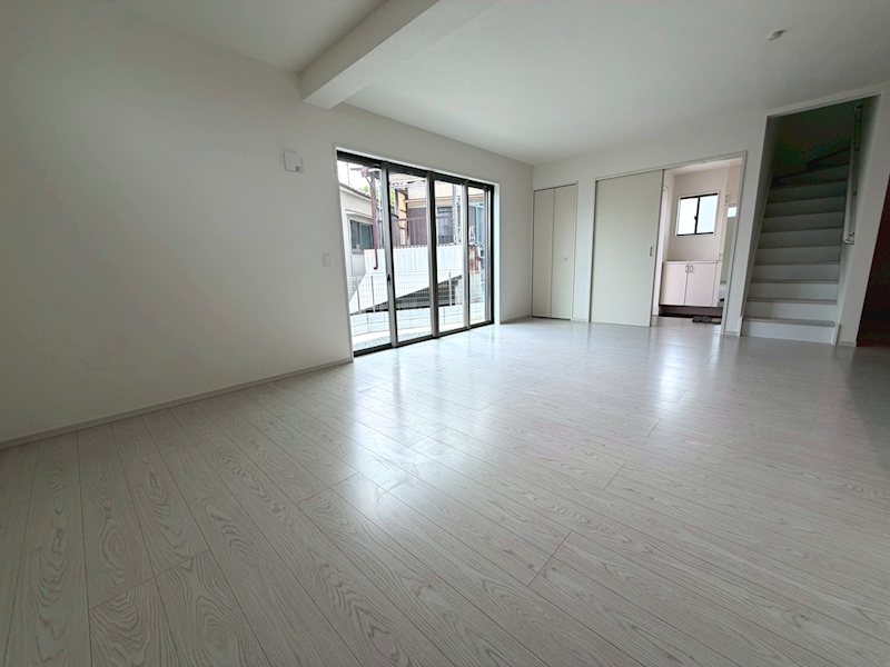 南と東から採光のある明るいLDK19帖 菊丘町全2棟新築分譲地内2号棟 その他