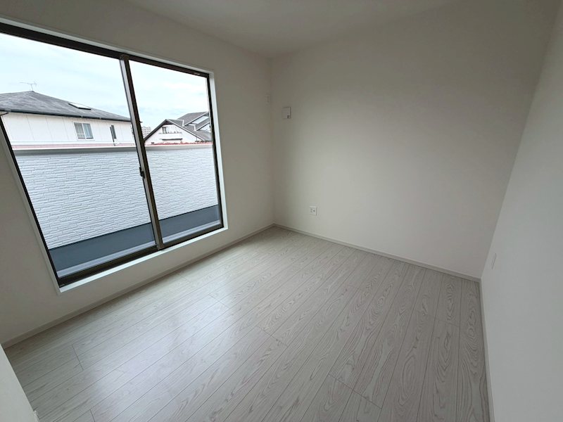 北側バルコニーに面した洋室5.3帖 菊丘町全2棟新築分譲地内2号棟 その他