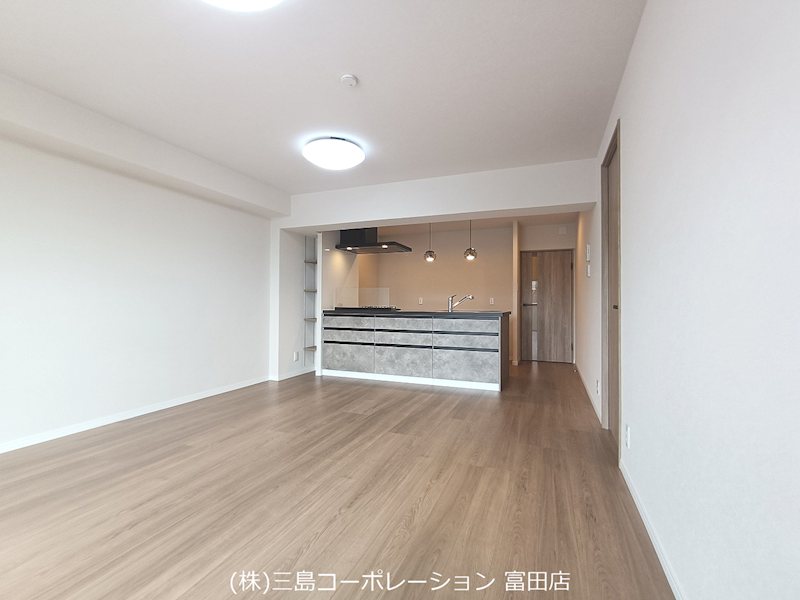 明るい木目調のフローリングが心地よいLDK。リビングでくつろぎながら、開放的なキッチンで料理を楽しめます。 高槻阿武山二番街208号棟 その他