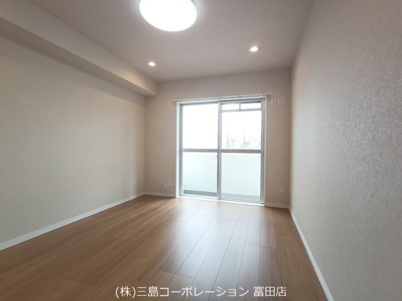 明るい日差しが差し込むリビング。お好みの家具を配置して、心地よい空間をデザインしてください。 高槻阿武山二番街208号棟 その他