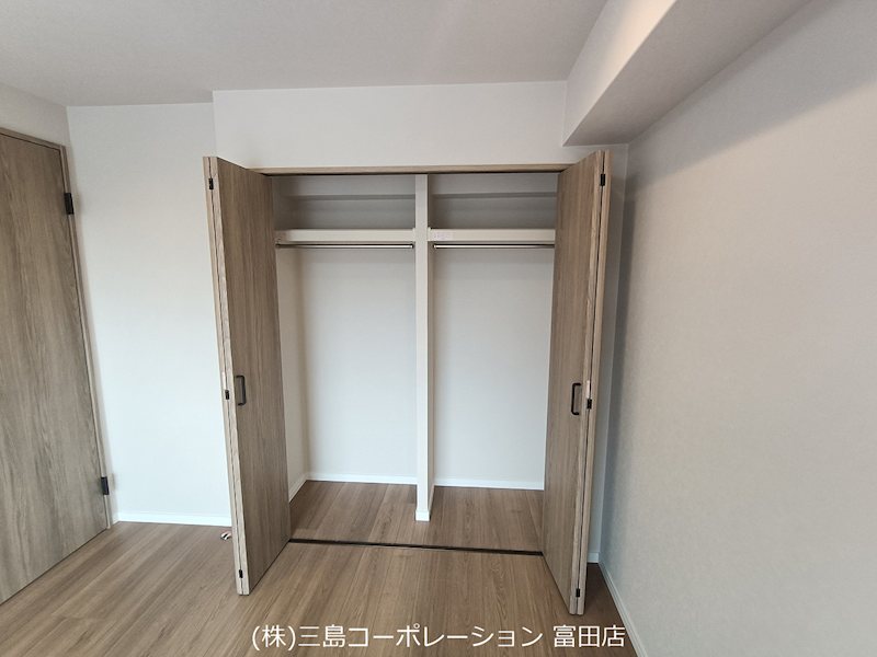 衣類をたっぷり収納できるクローゼット。ハンガーパイプと枕棚で、すっきりと整理整頓が叶います。 高槻阿武山二番街208号棟 その他