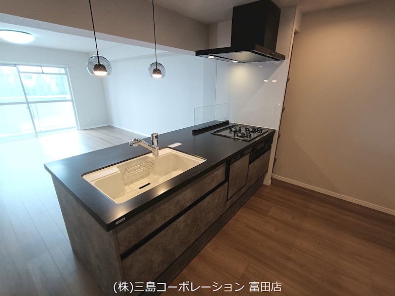 開放感のあるカウンターキッチン。リビングダイニングを見渡せるため、ご家族との会話を楽しみながらお料理ができます。 高槻阿武山二番街208号棟 その他