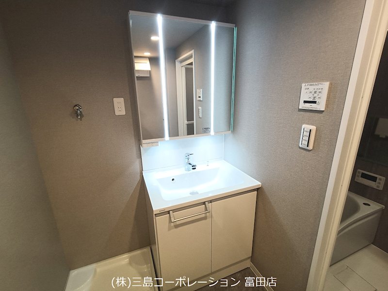 三面鏡付き洗面台で、毎日の身支度もスムーズに。収納スペースも確保され、使い勝手の良い洗面所です。 高槻阿武山二番街208号棟 その他