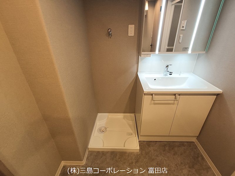 明るい照明が印象的な洗面台。すっきりとしたデザインで、日々の身支度を快適にサポートします。洗面台下には収納スペースも確保されています。 高槻阿武山二番街208号棟 その他