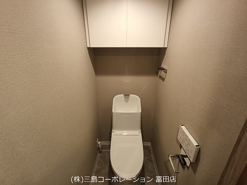 落ち着いた色合いの壁紙が心地よい空間を演出します。吊り戸棚は収納力があり、空間をすっきりと保てます。 高槻阿武山二番街208号棟 その他