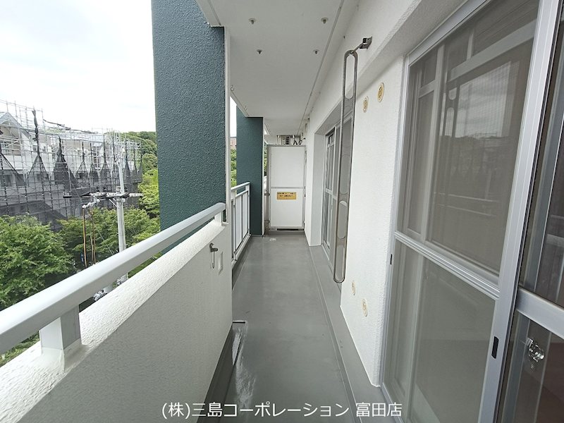 広々としたバルコニーからは、開放的な眺望が広がります。屋外でのひとときをお楽しみください。 高槻阿武山二番街208号棟 その他