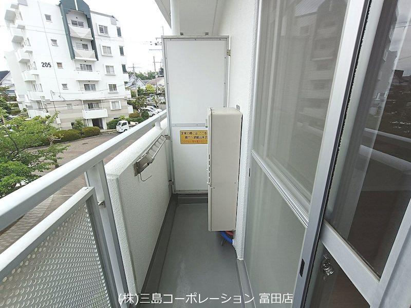 心地よい風を感じられるバルコニーで、日々の疲れをリフレッシュ。洗濯物を干すスペースも確保されています。 高槻阿武山二番街208号棟 その他