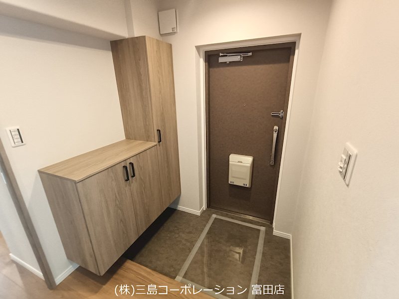 木目調のシューズボックスが目を引く玄関。収納力があり、すっきりと片付いた空間を保てます。明るく清潔感のある玄関で、毎日気持ちよくお出かけできます。 高槻阿武山二番街208号棟 その他