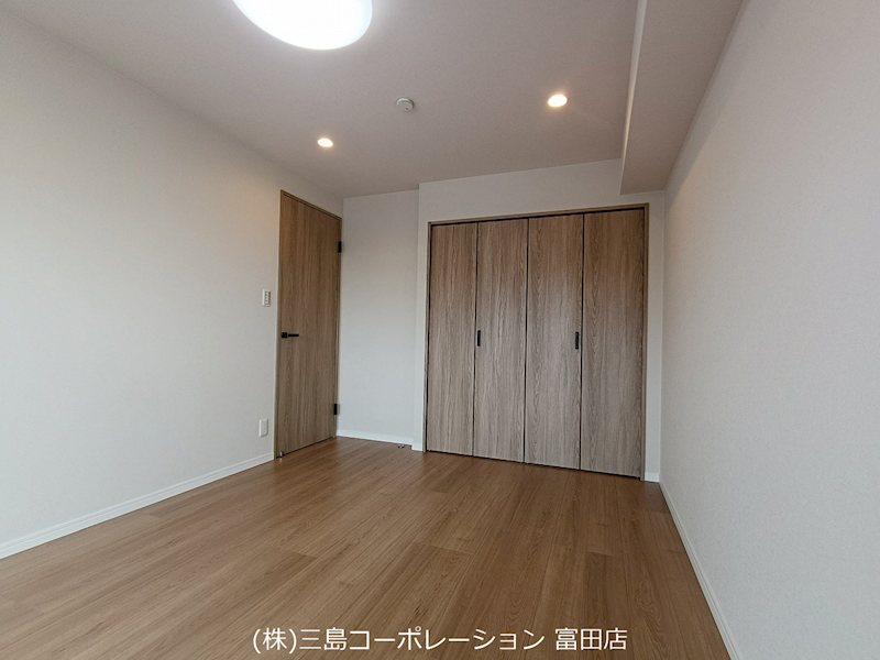明るい木目のフローリングと収納が魅力の居室。大きな窓から自然光が降り注ぎ、開放的な空間です。 高槻阿武山二番街208号棟 その他