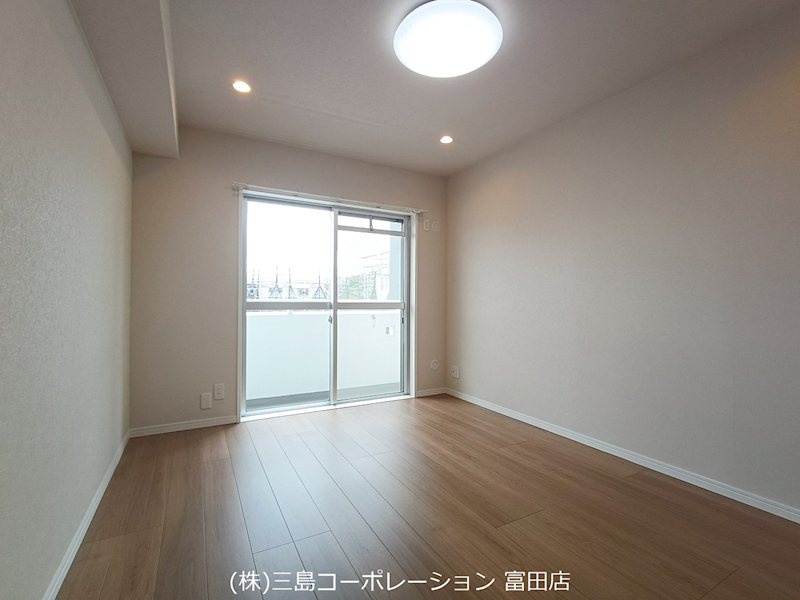 明るい陽光が差し込む洋室。どんな家具も似合うシンプルな空間で、あなたの思い描く理想の暮らしを叶えませんか。 高槻阿武山二番街208号棟 その他
