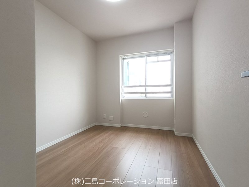 明るい日差しが差し込む洋室は、趣味の部屋や書斎など、様々な用途にご利用いただけます。フローリングなのでお掃除も簡単です。 高槻阿武山二番街208号棟 その他