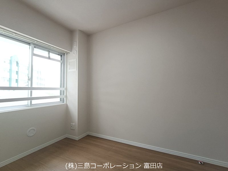 大きな窓から光が差し込む明るい居室。シンプルな内装で、どんな家具とも合わせやすい空間です。 高槻阿武山二番街208号棟 その他