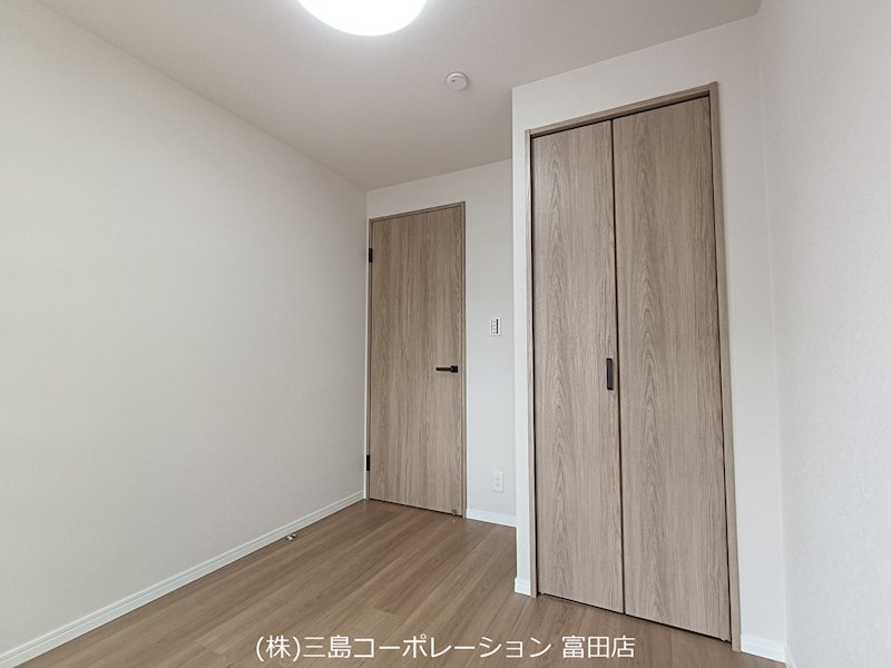 ナチュラルな木目調の扉と白い壁が調和し、清潔感あふれるお部屋です。収納も充実しており、すっきりと暮らせます。 高槻阿武山二番街208号棟 その他