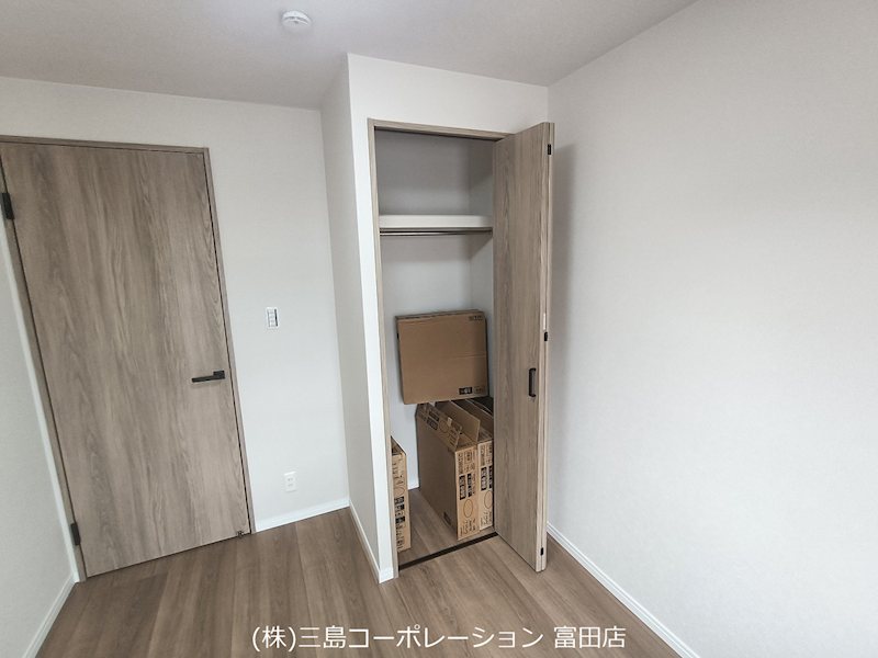 収納できるクローゼットで、お部屋をすっきりと保てます。季節の衣類や日用品の収納に便利です。 高槻阿武山二番街208号棟 その他
